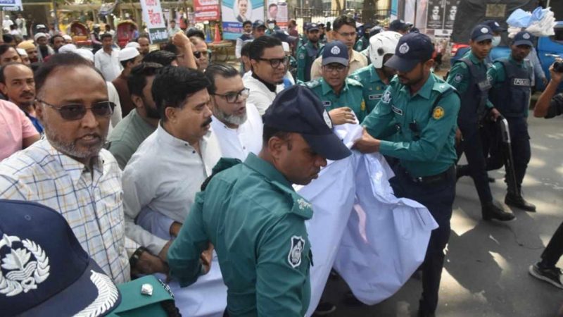 পুলিশি বাধায় সমাবেশ পণ্ড : দাবি আদায় না হওয়া পর্যন্ত রাজপথে থাকার অঙ্গীকার ১২ দলের