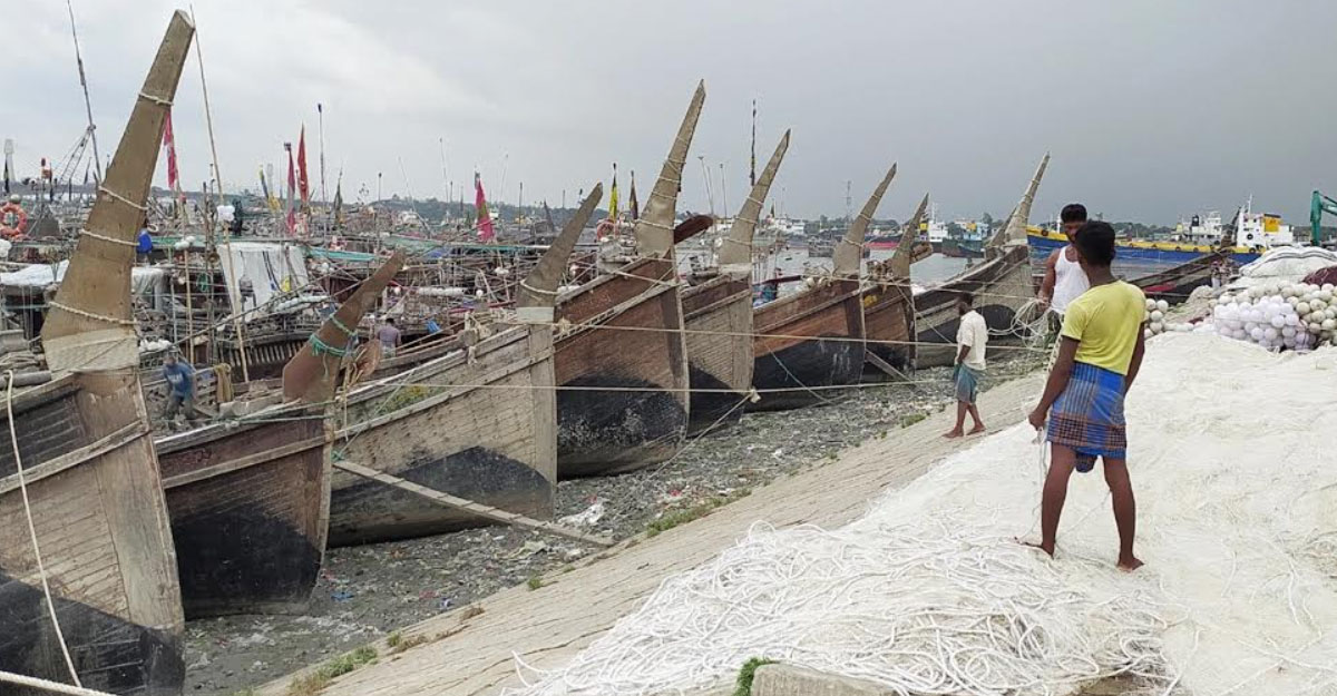 বঙ্গোপসাগরে র‍্যাবের অভিযানে আটক ৩০ দস্যু