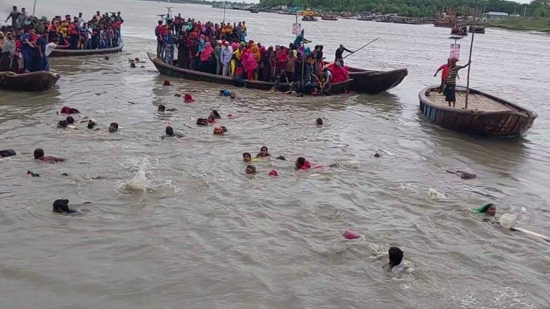 মোংলা নদীতে অর্ধশতাধিক যাত্রী নিয়ে ট্রলার ডুবি