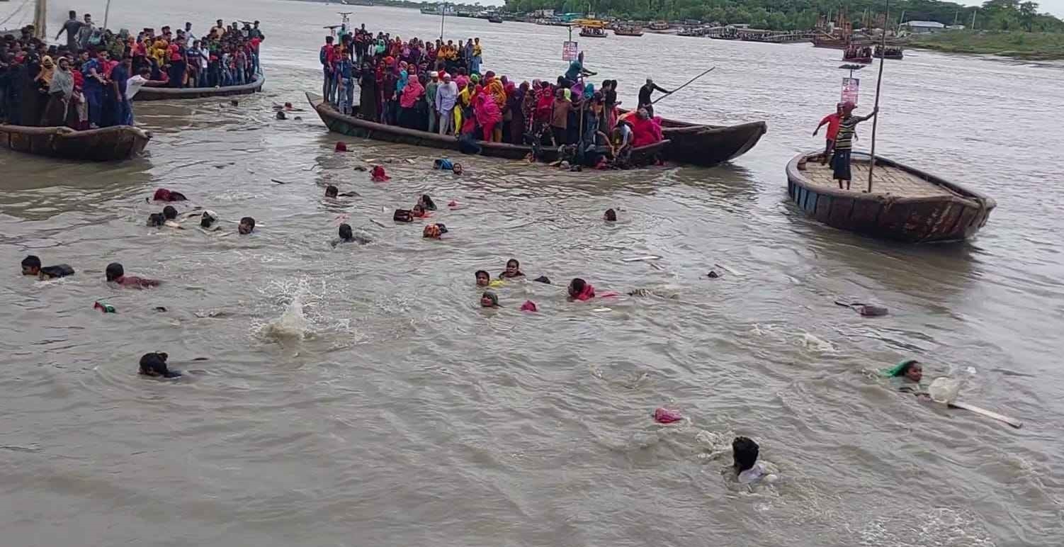 মোংলা নদীতে অর্ধশতাধিক যাত্রী নিয়ে ট্রলার ডুবি