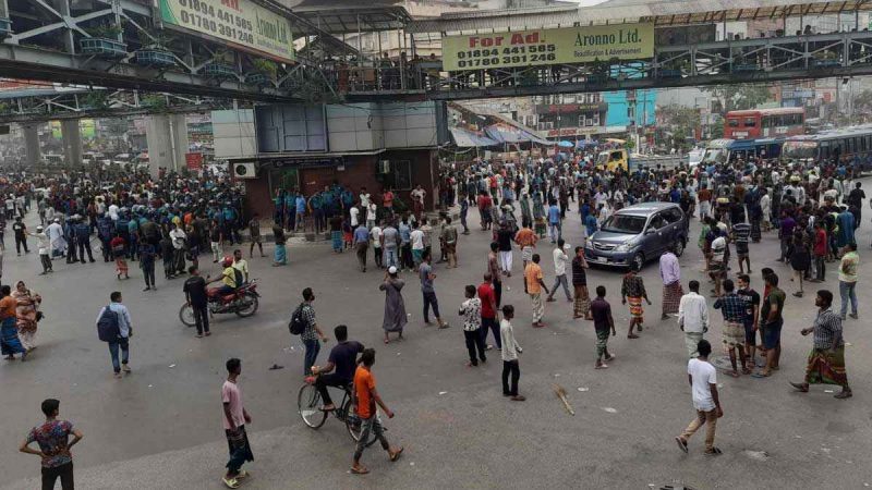 মিরপুরে ব্যাটারিচালিত রিকশাচালকদের সড়ক অবরোধ, ভাঙচুর