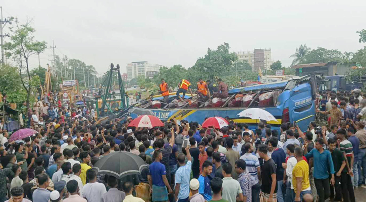 সীতাকুণ্ডে বাস উল্টে নারীর মৃত্যু